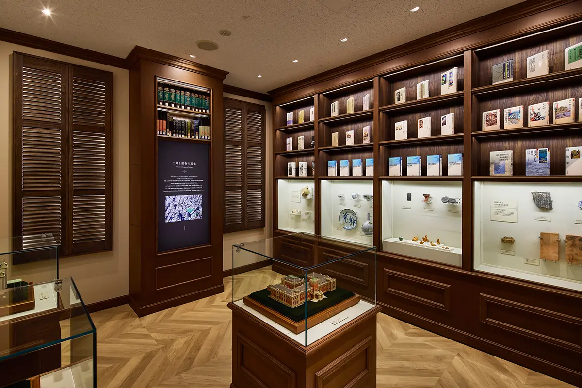 Mashima Memorial Room 2: The history of the school building in Aoyama, models, and Edo period artifacts excavated from the grounds are displayed, making use of the design of the bookshelves.