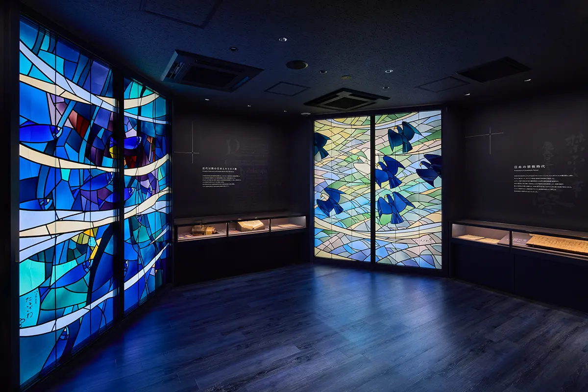 History of Christianity: Enveloping Light | Exhibiting stained glass that was once in the chapel on the Atsugi campus. An exhibition space that immerses you in pure light that expresses the dawn of Aoyama Gakuin.