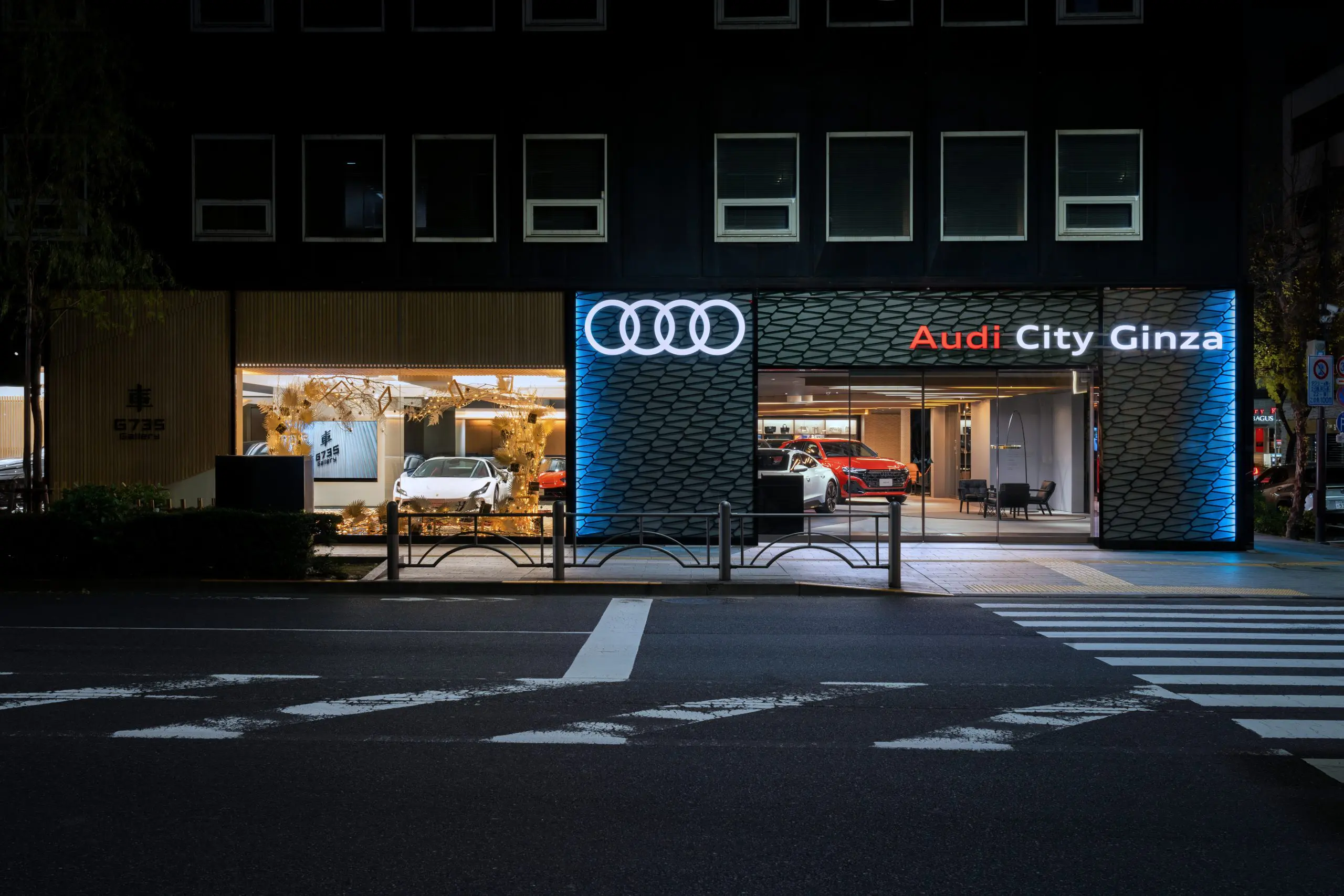 G735 Gallery（左）とAudi City 銀座（右）のセパレートしたファサード