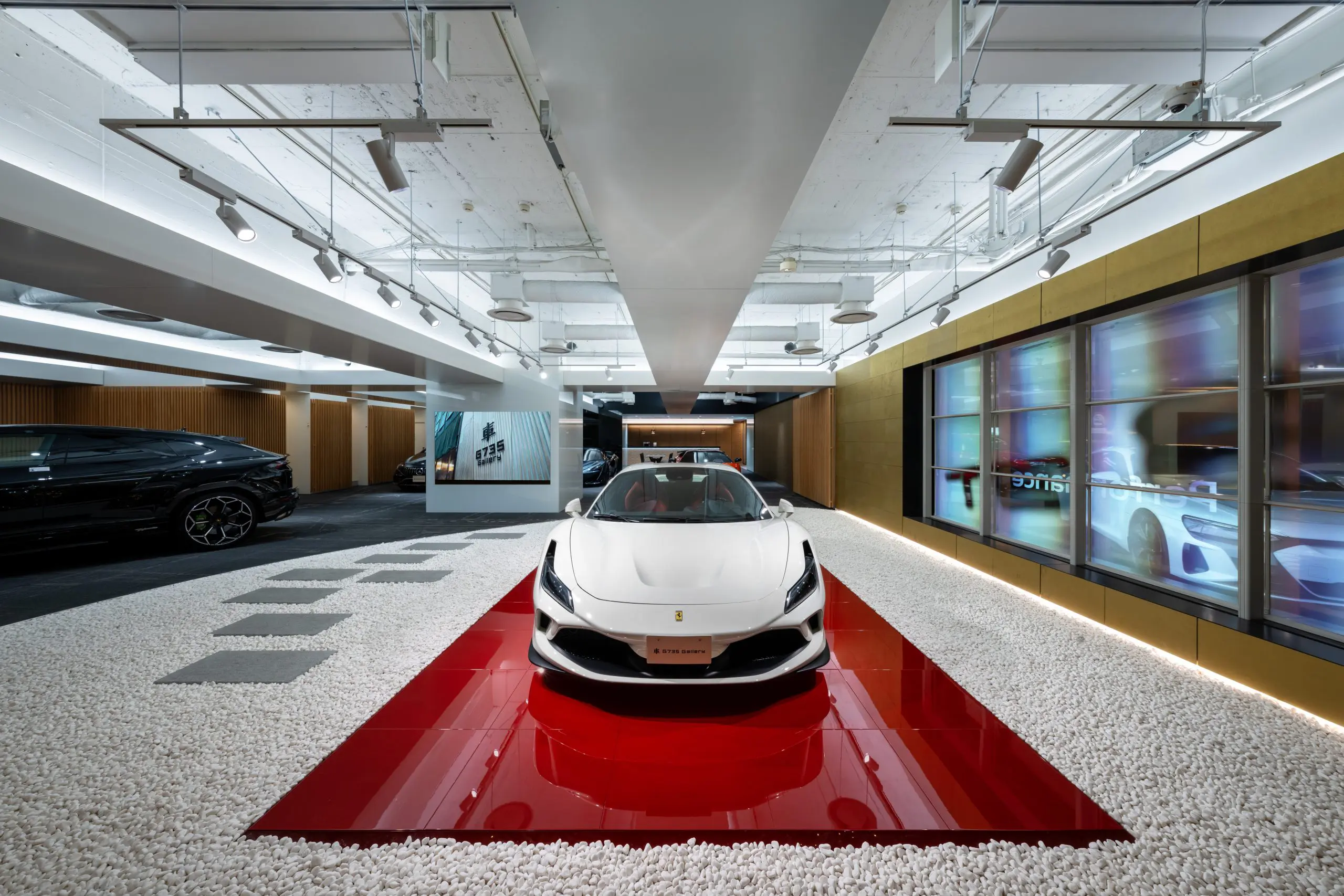 赤いスチールステージが印象的なG735 Galleryのメイン展示