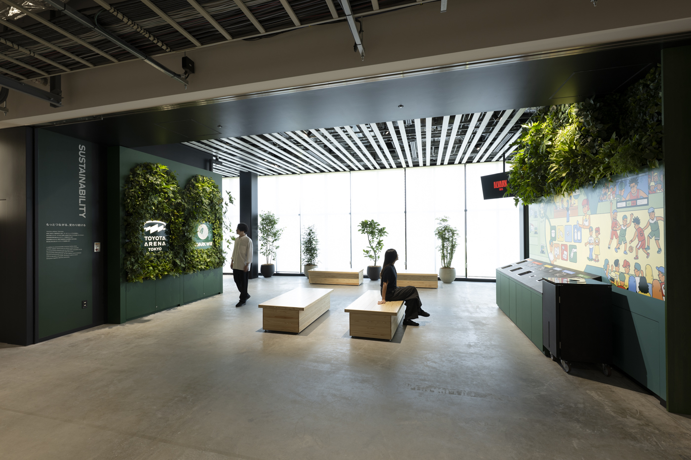 「SUSTAINABILITY AREA」：緑あふれる休憩スペース。くつろぎながら施設とクラブのサステナビリティに関する取り組みについて知ることができる