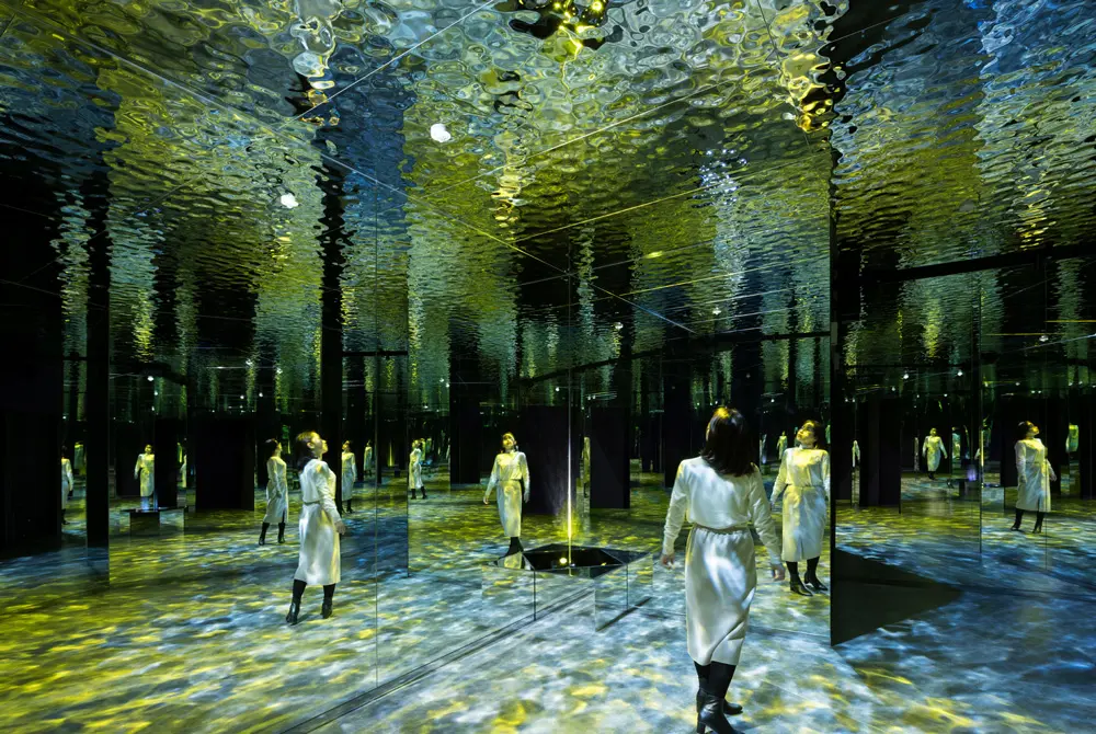 シーン2-3『湯だまりの世界』：温泉水となり地上に湧出する前の、地下の湯だまりを表現している