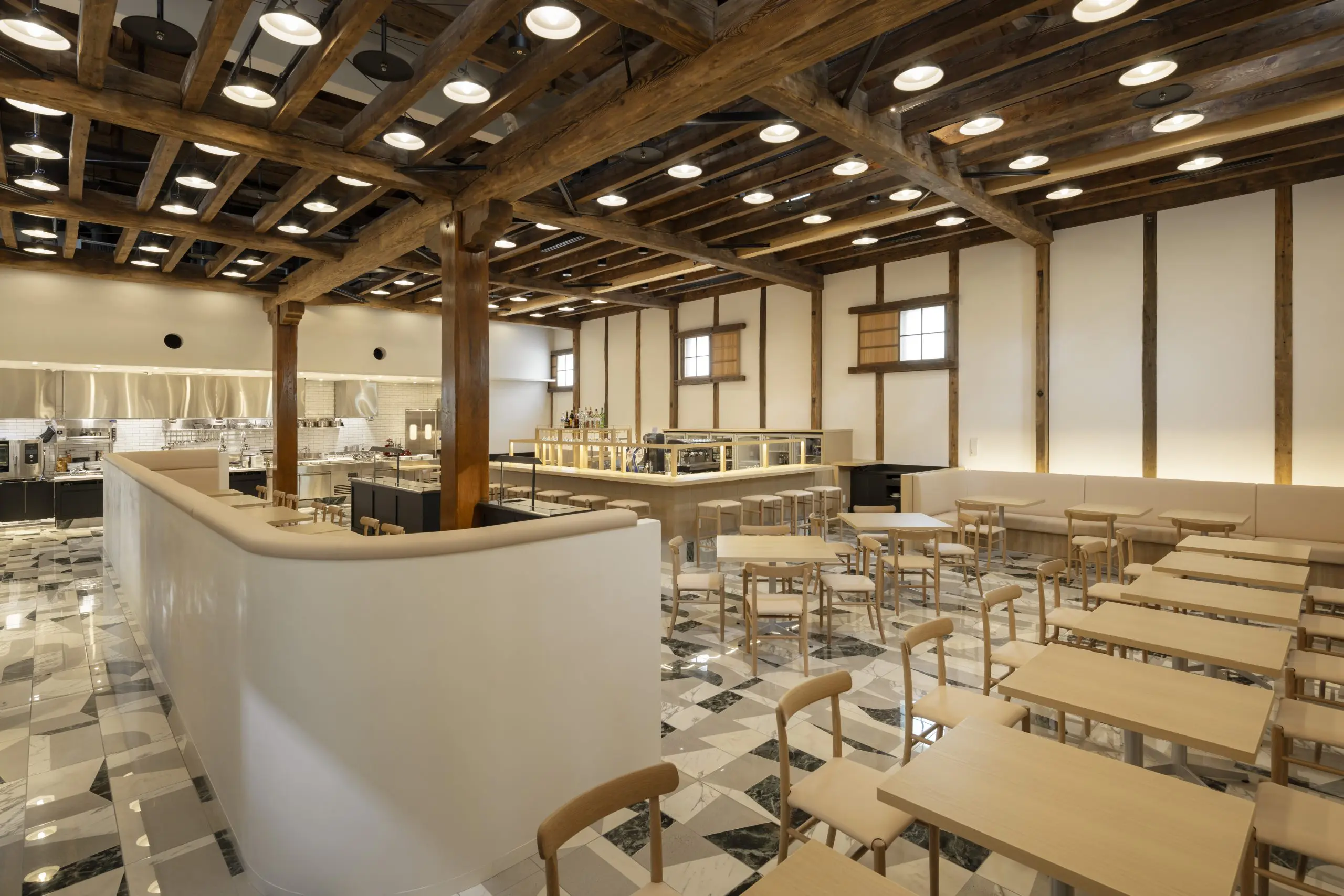 「弐の蔵」：今回、養命酒発祥の地 中川村より移築。大きなサラダバーと、ピザ窯、チーズ工房を有した木造蔵のレストランに