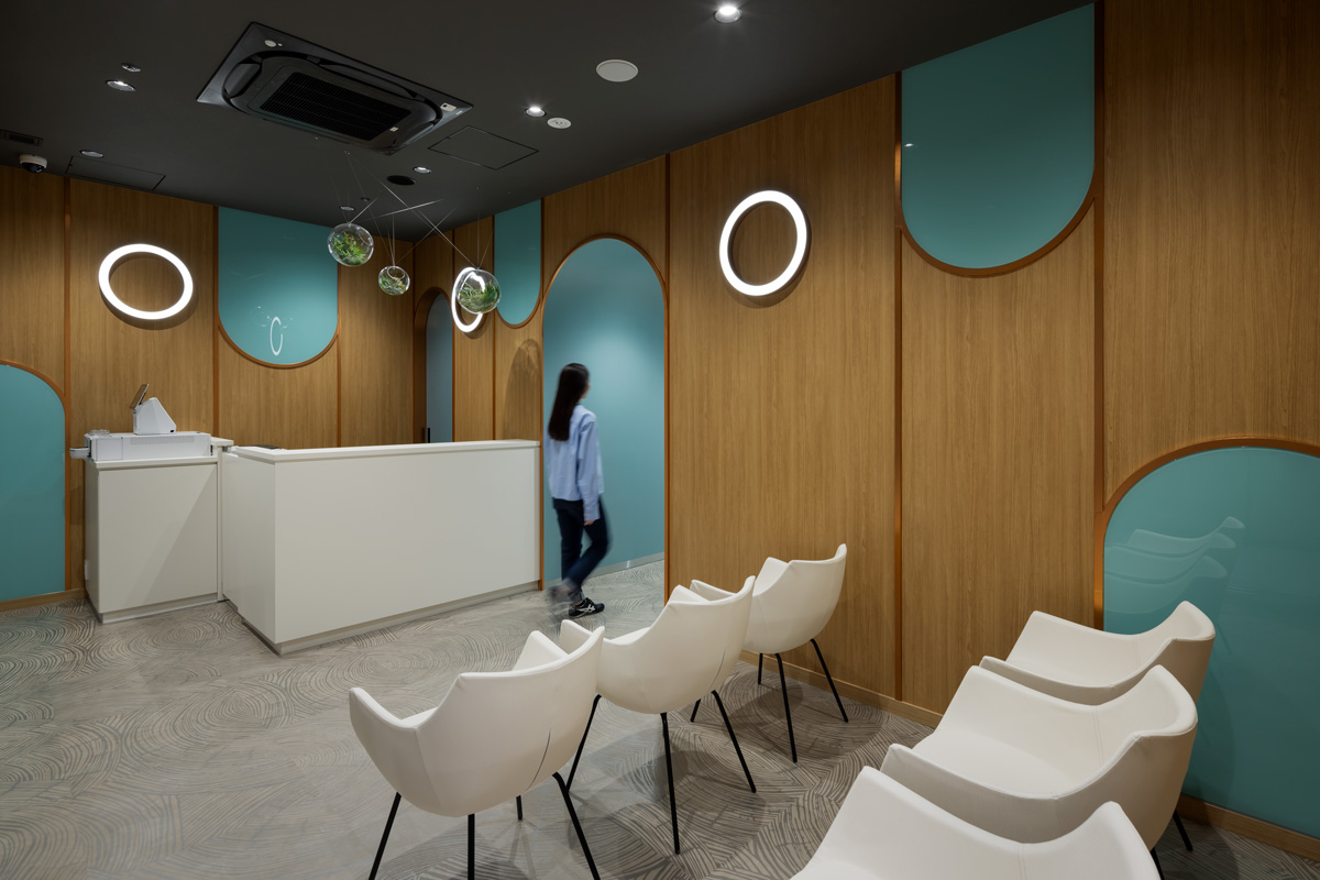 爽やかさと落ち着きを感じさせる受付