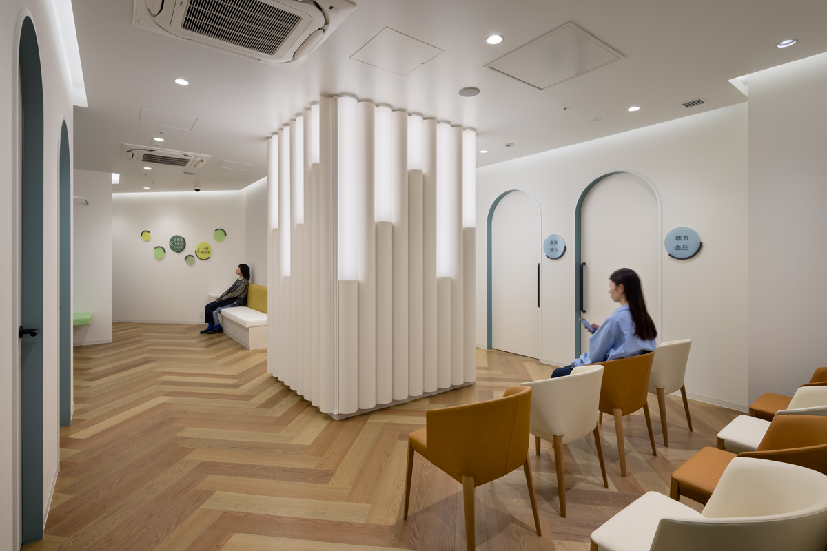 待合中央の柱を柔らかい光で演出することで印象的かつ明るい雰囲気を演出