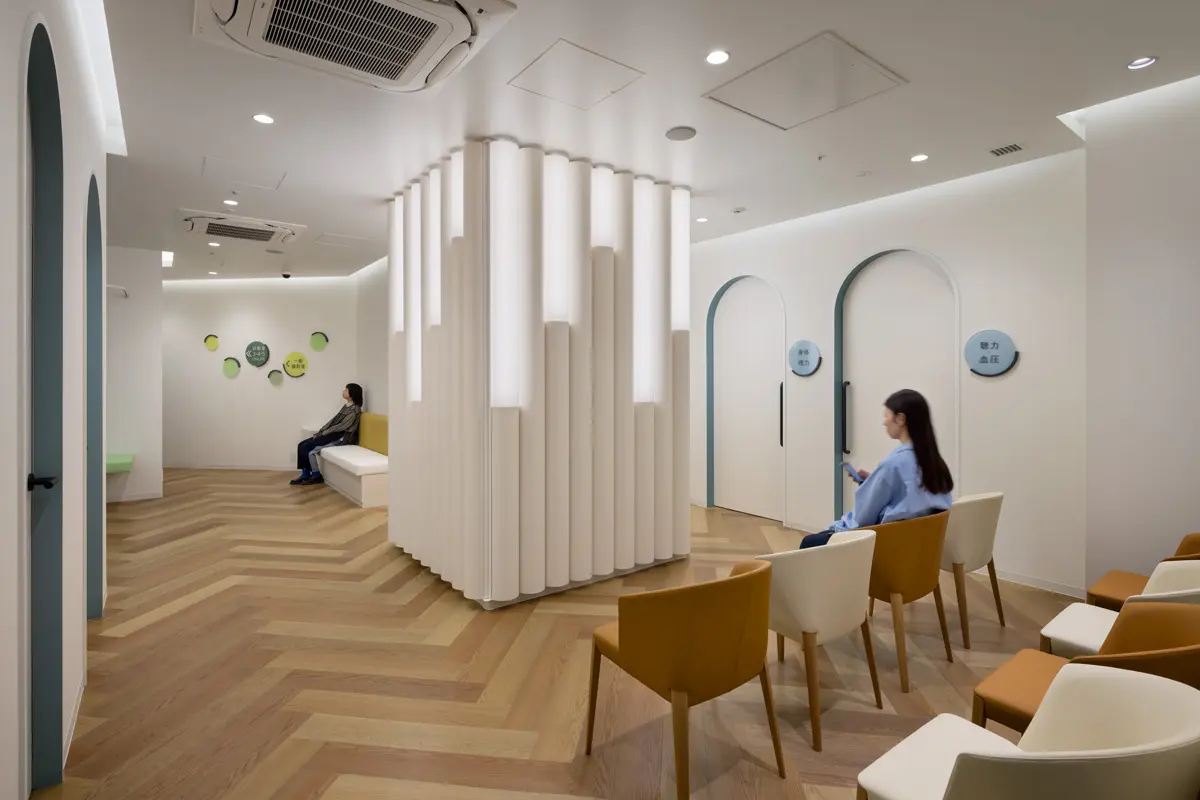 The central pillar in the waiting room is Spatial Production with soft light to Spatial Production an impressive and bright atmosphere.