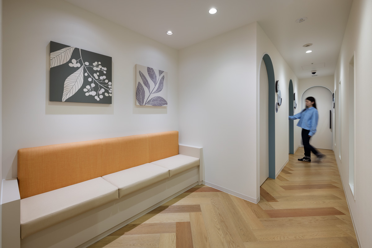 中待合のベンチの座面下に収納機能を持たせることでスペースの有効活用を考慮