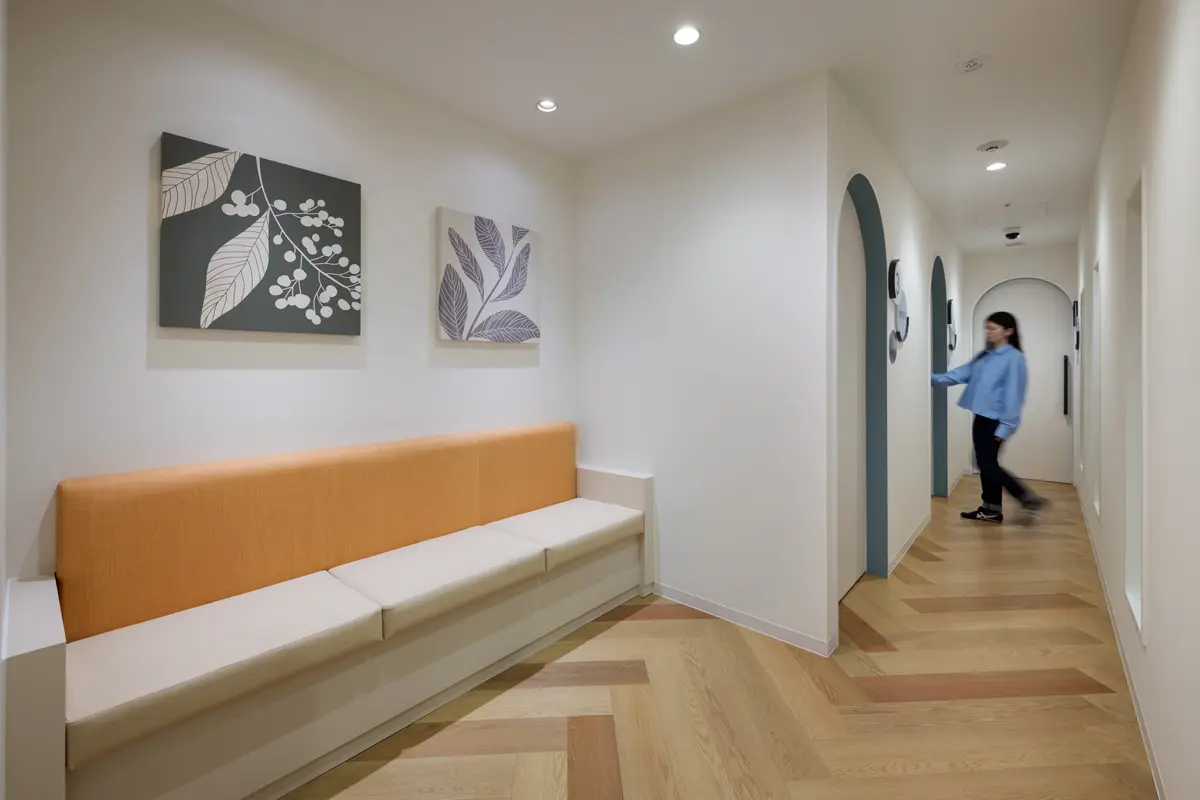 The benches in the waiting area have storage space underneath, allowing for effective use of space.