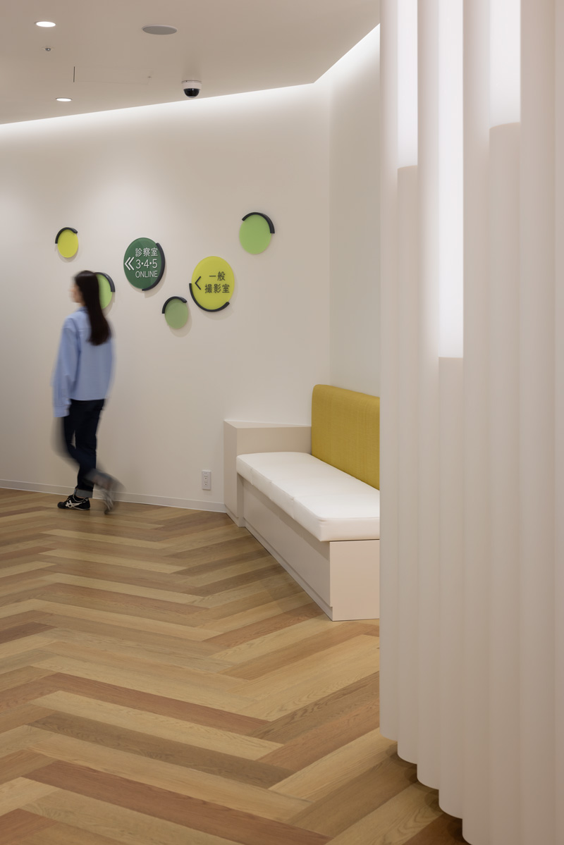 奥まった診察室に導くサインは機能と遊び心を両立