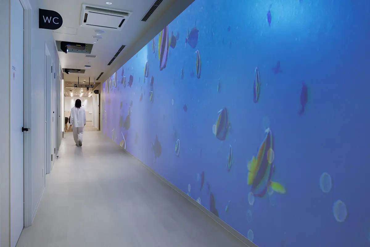 动态的海洋影像被投射到人行道上，使原本可能单调乏味的长步道变得平静流畅。
