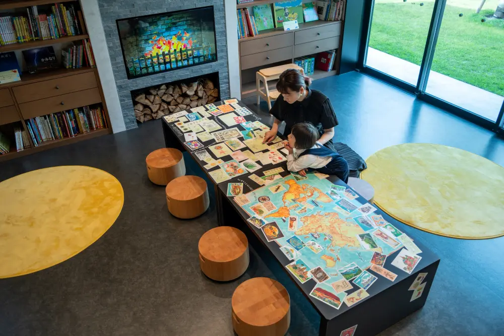 Marugame Topic Table: A table that collages the wonders of the world and the shapes of Marugame. Each motif arouses curiosity.