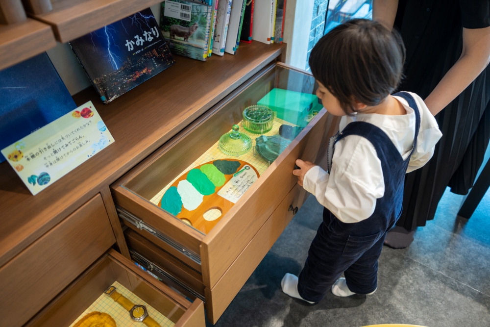 Iroiro形状的抽屉:从这个展览中新创作了一本名为“Iroiro形状”的小型图画书