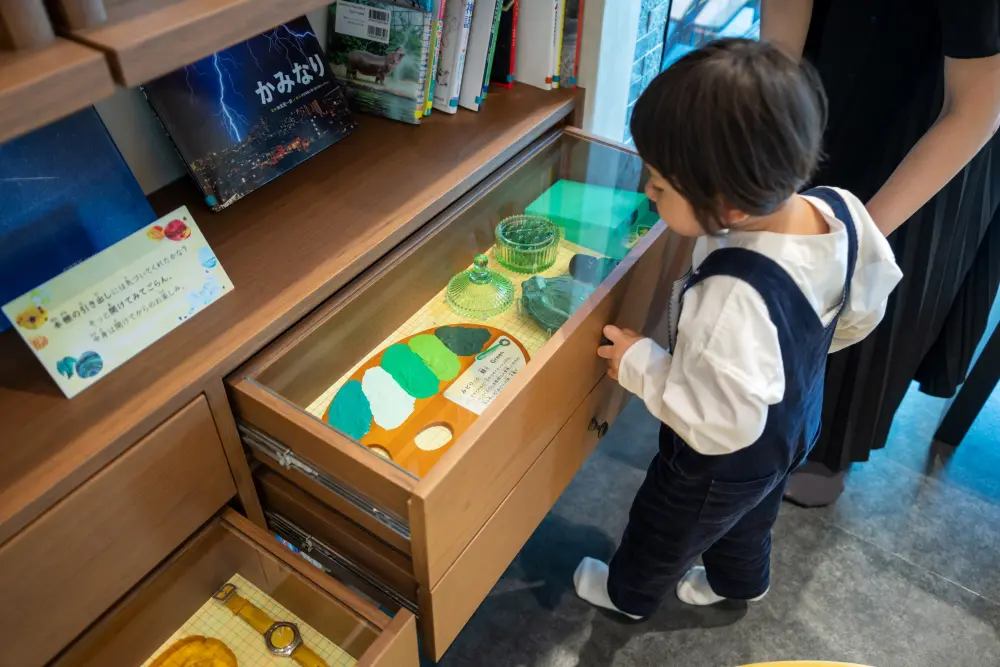 Drawings of Colors and Shapes: A small picture book called "Colors and Shapes" was created from this exhibition.