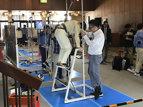 フルハーネス型墜落抑止器具の体験のようす（丹青社 安全大会）