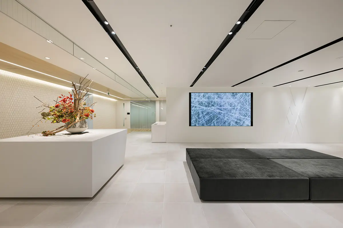 沙发和大型LED显示屏，游客可以舒适地等待。在大桌子上，也可以进行展示和简单的会议