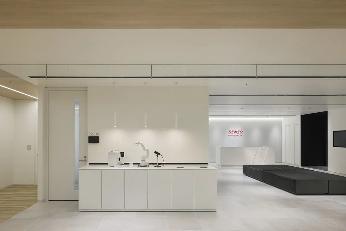 电装及集团公司展示本公司产品和技术的柜台:图为DENSO WAVE的人协作机器人“COBOTTA”的展示