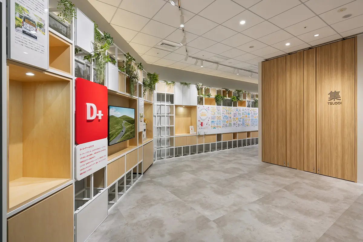 与咖啡馆相邻的画廊角落“D+”。为每个聚合集团和业务部门展示的空间
