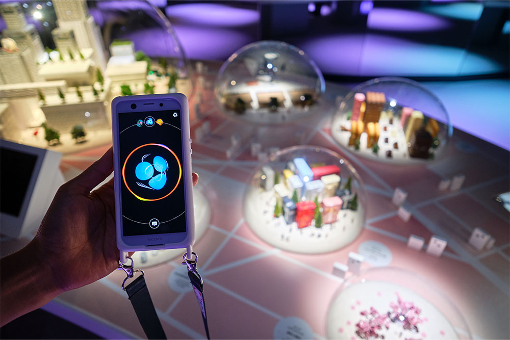 専用スマートフォンを貸し出し、位置情報に合わせて展示解説や音響が流れる音声ARシステム