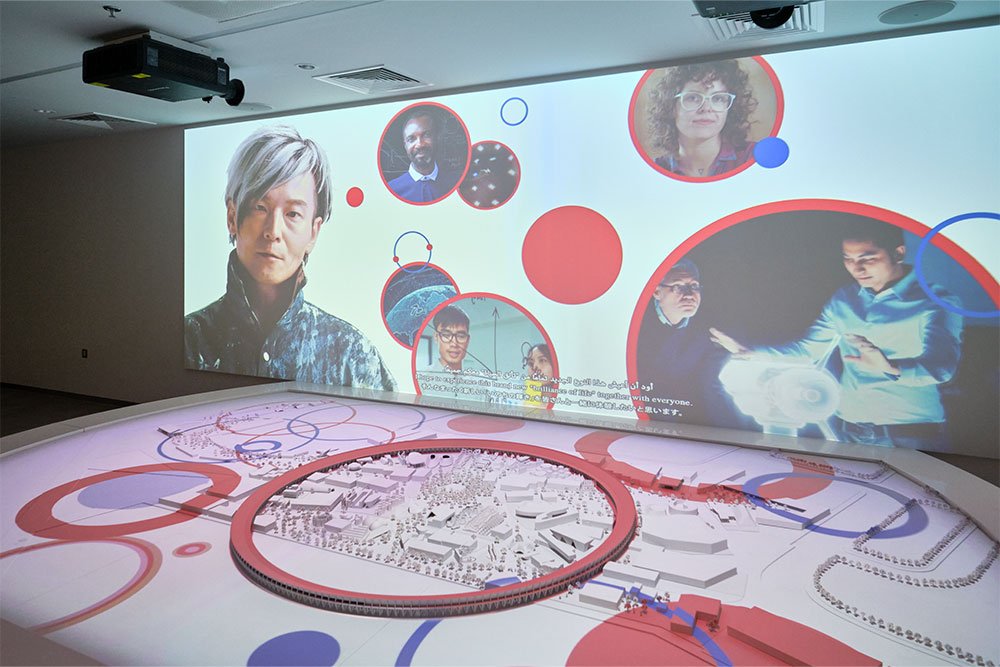『シーン６：いのち輝く未来社会のデザイン』2025年大阪・関西万博を紹介。ここまでに感じた社会課題や解決に向けたアイディアをスマートフォンを使いメッセージとして残すことで来場者のアイディアを次の万博へつなげる