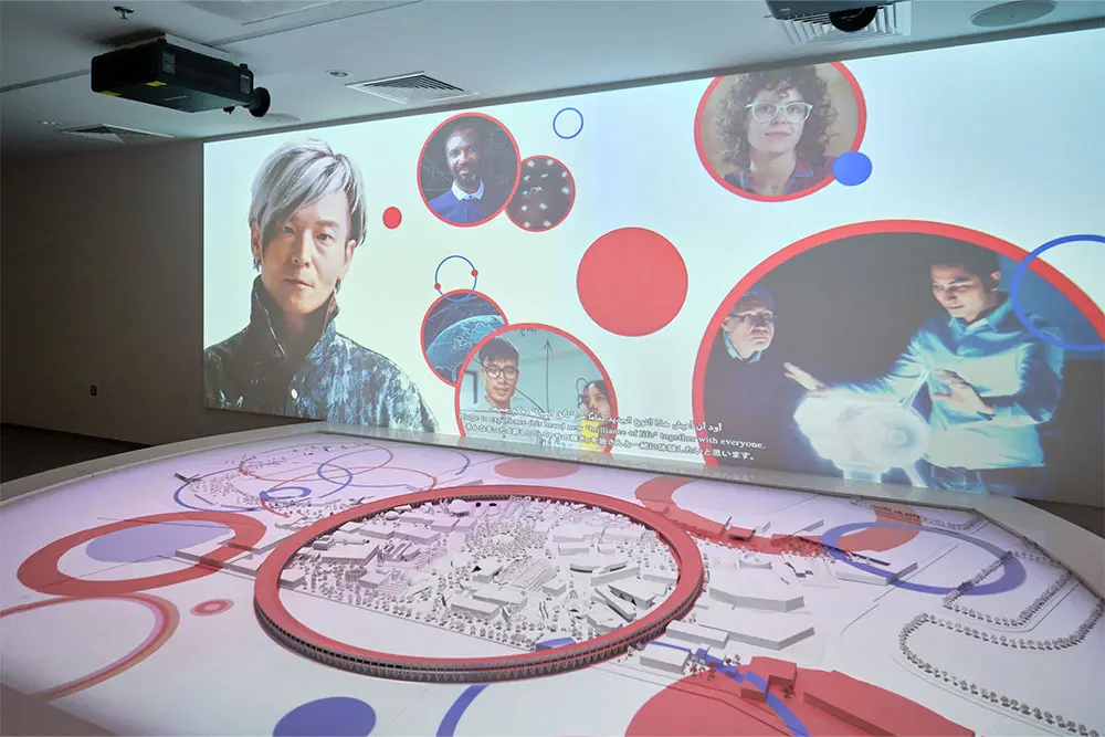 『シーン６：いのち輝く未来社会のデザイン』2025年大阪・関西万博を紹介。ここまでに感じた社会課題や解決に向けたアイディアをスマートフォンを使いメッセージとして残すことで来場者のアイディアを次の万博へつなげる