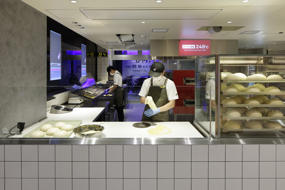 Domino Pizza Daiba商店:您可以通过玻璃看到制作披萨面团的过程