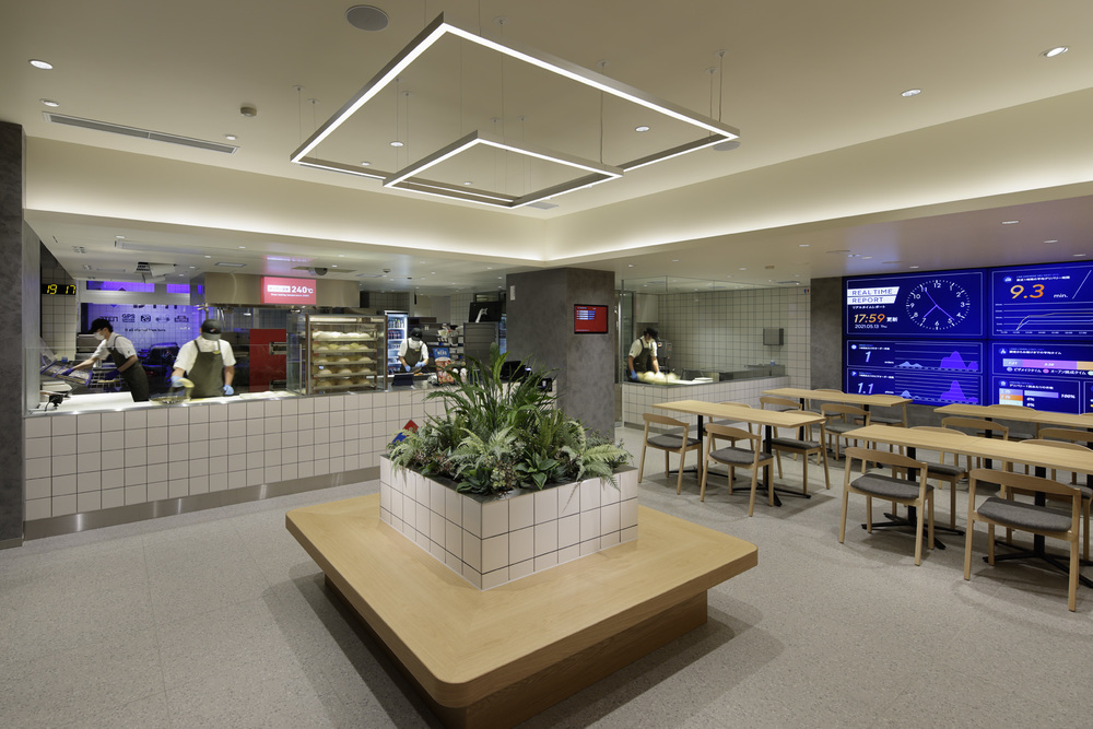 Domino·Pizza台场商店:交货状态和交货时间实时显示在大型显示器上