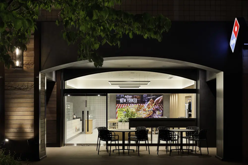 Domino·Pizza台场商店:您可以从玻璃入口看到商店内部