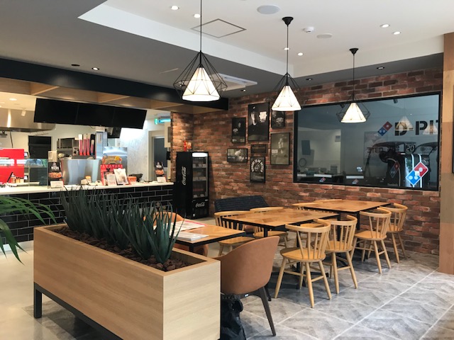 Domino Pizza Ginza商店:从商店的用餐座位，您可以看到备用车库“D-PIT”的状态作为交付基地