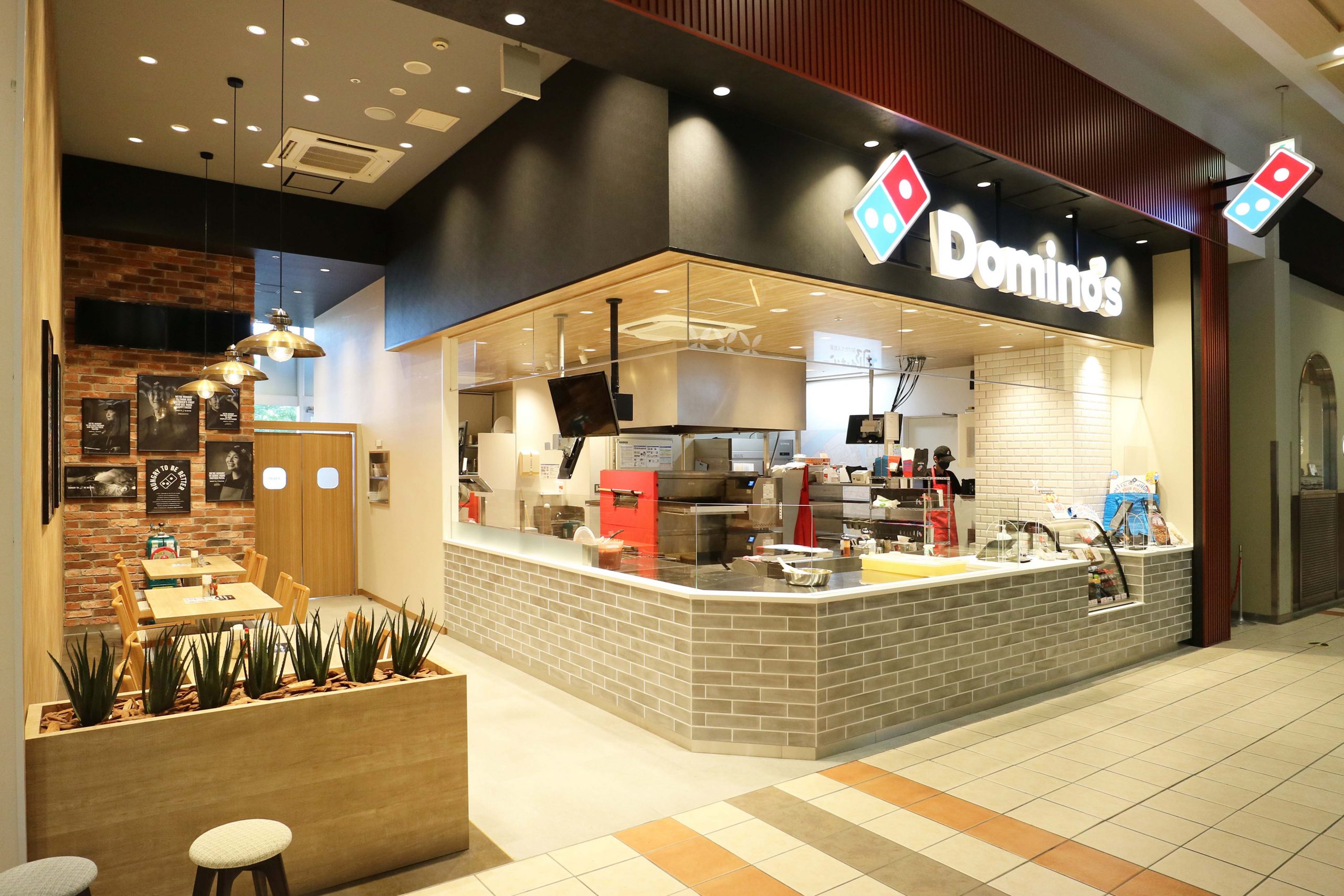 Domino·Pizza Aeon Mall Kashihama商店:它以平静的港口景观为主题，采用柔和的彩色瓷砖和木材