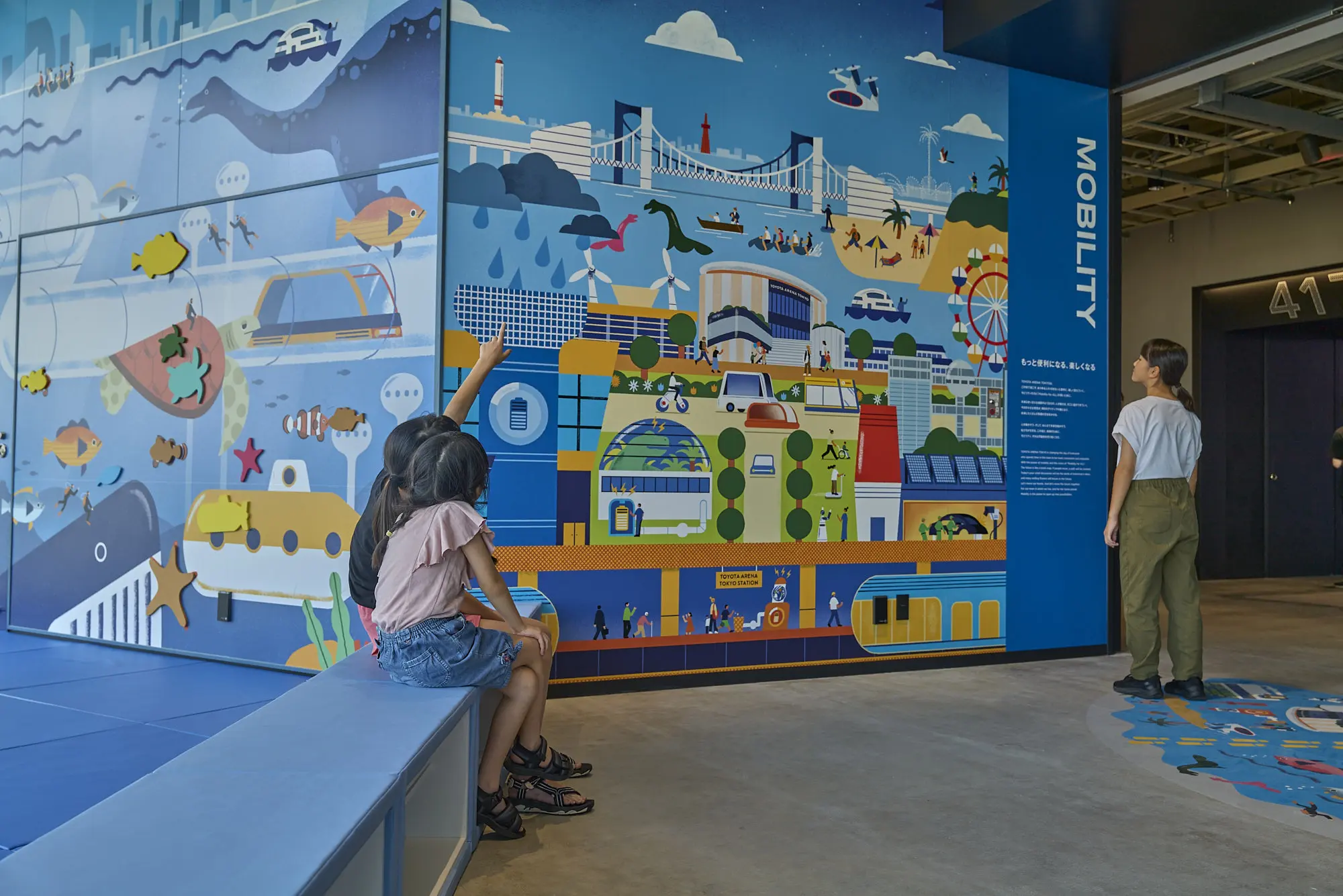 The illustrations on the walls depict the city of the future, where people's behavior and energy production methods are diverse.