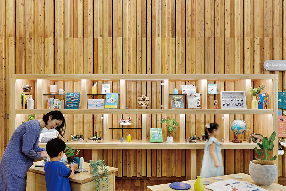 ワークショップでできた作品や環境に関する書籍や図鑑などを展示し、自由に手に取り観覧できる多摩産材の木のシェルフ