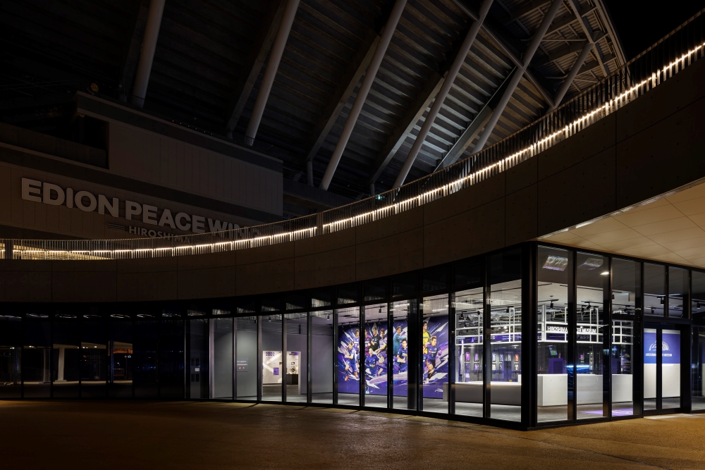 足球博物馆外立面:Edion Peace Wing足球博物馆的入口，是广岛多功能设施的中心。它位于面向圆形广场的地方，成为访问导线的枢纽
