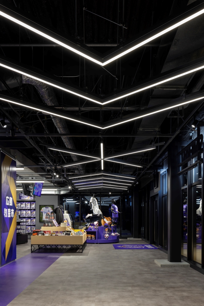体育场商店店内:不仅有球队商品，还有广岛的名牌商品