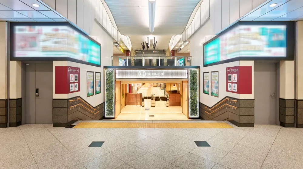 JR大阪駅内コンコースからのエントランス部分にはL字状の大型デジタルサイネージを設置。奥まった入口部分を情報発信スペースとすることで訴求力を高めた