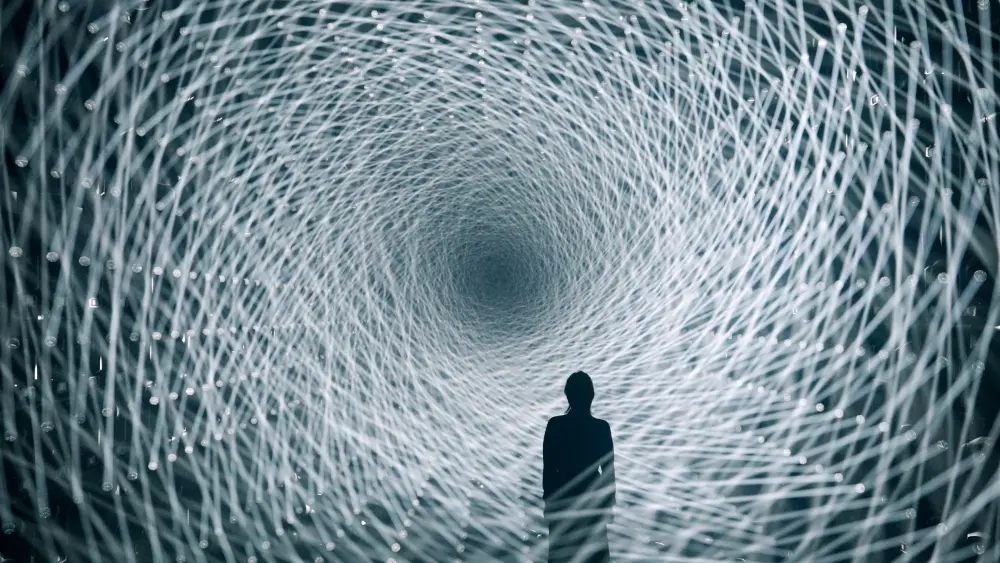 チームラボ《Light Vortex》©チームラボ：お台場の時からライトの灯数を大幅にアップし、更なる没入感を生み出している