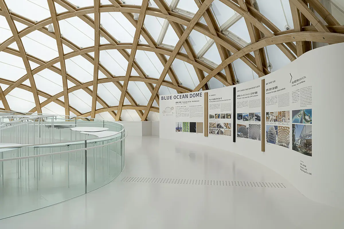 The panel display explains the architectural technology used in "BLUE OCEAN DOME".