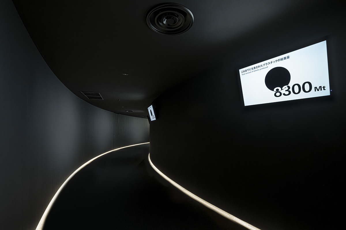 ドームB「海洋」待機スペース：来場者の期待と驚きを最大化するため、あえて薄暗く閉鎖的な空間となっている