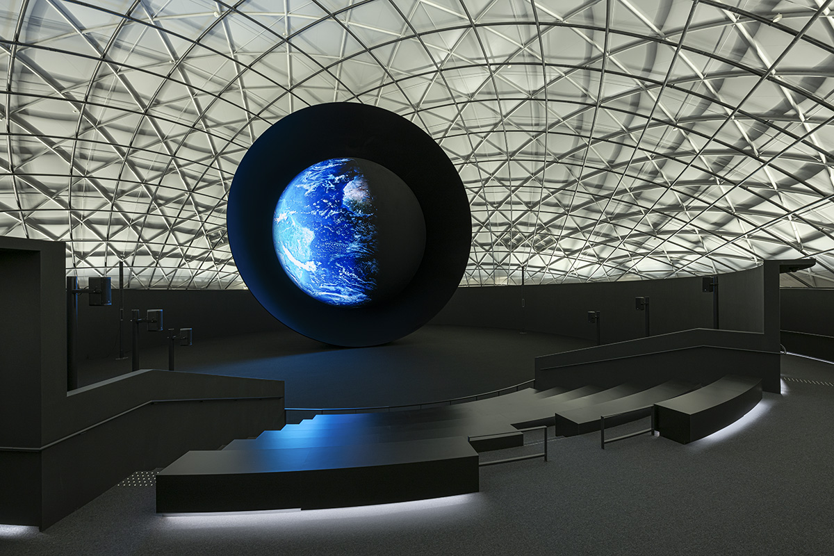 ドームB「海洋」メインシアター：大型球体LEDを取り囲む、高い没入感を得られる空間