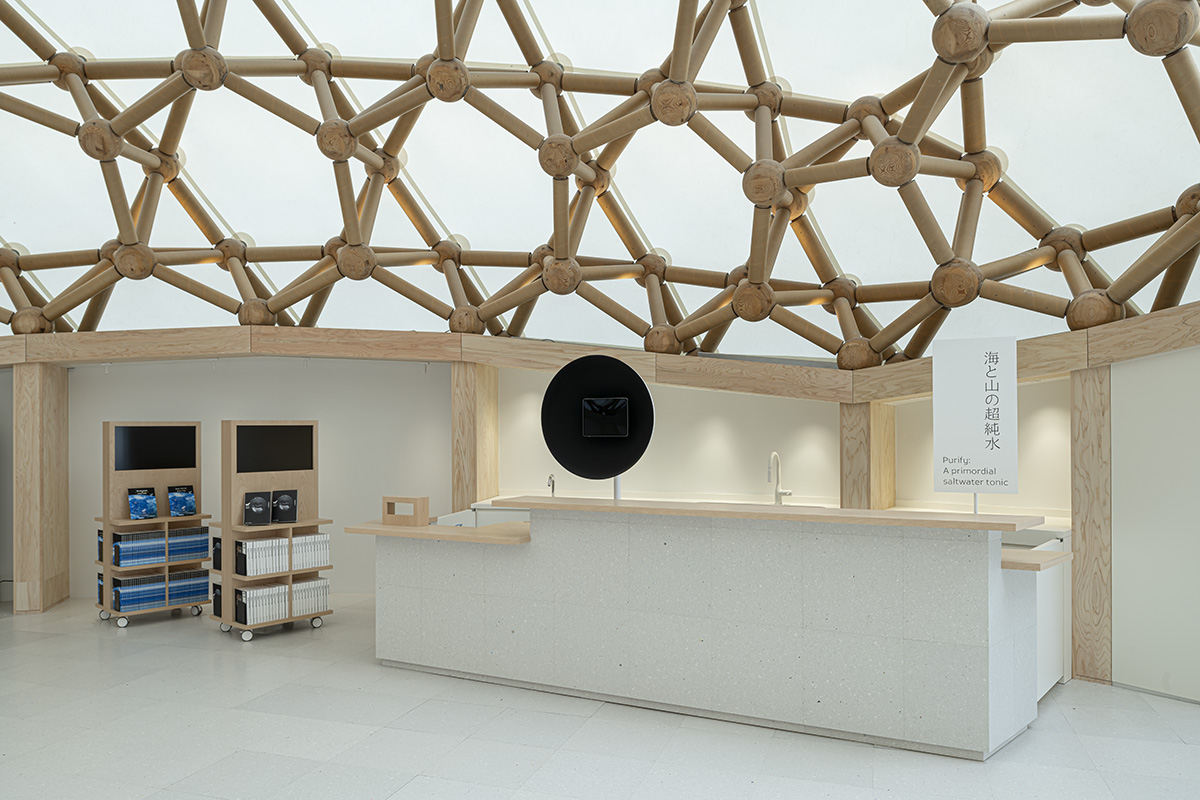 環境へ配慮し、床、カウンター腰の仕上げ材には、再生紙を使用した「古紙タイル」を使用	