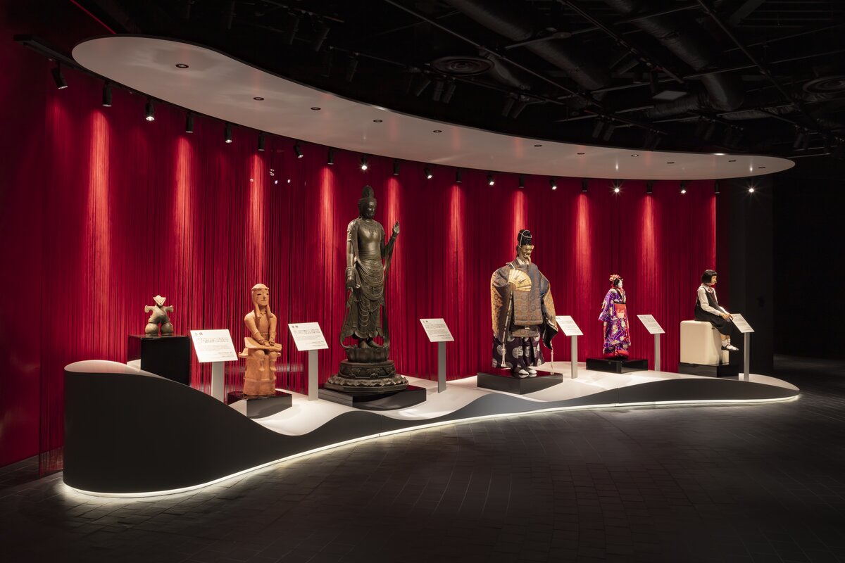 太古の昔から現代に至るまでに、日本人がモノにいのちを宿してきた歴史を展示するゾーン