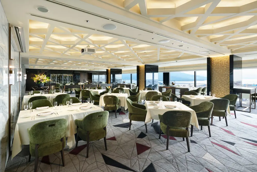 Panoramic view of the dining area (daytime). The ceiling fixtures and indirect lighting enhance the spectacular view of Kagoshima.