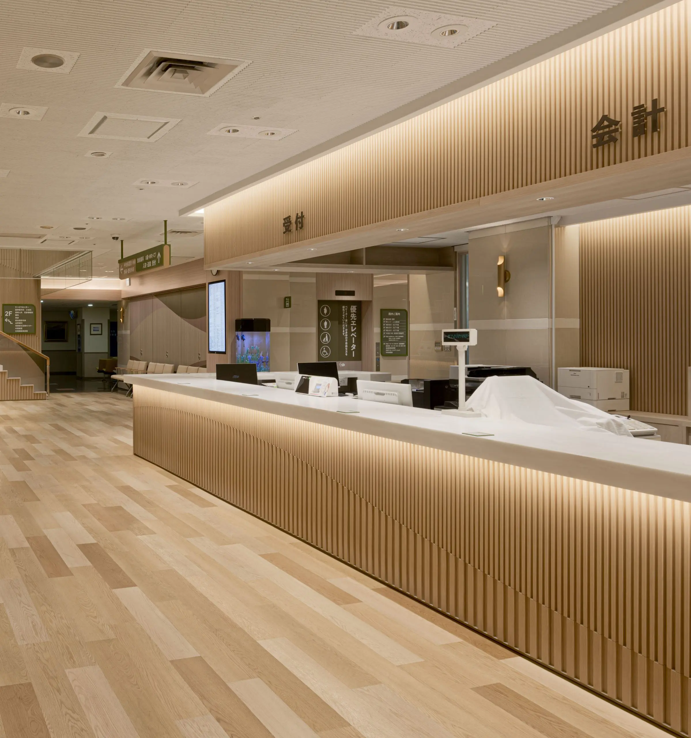 The reception counter has been redesigned with a bright image, using wood materials. The highly visible sign design aims to make the facility easy for users to use.