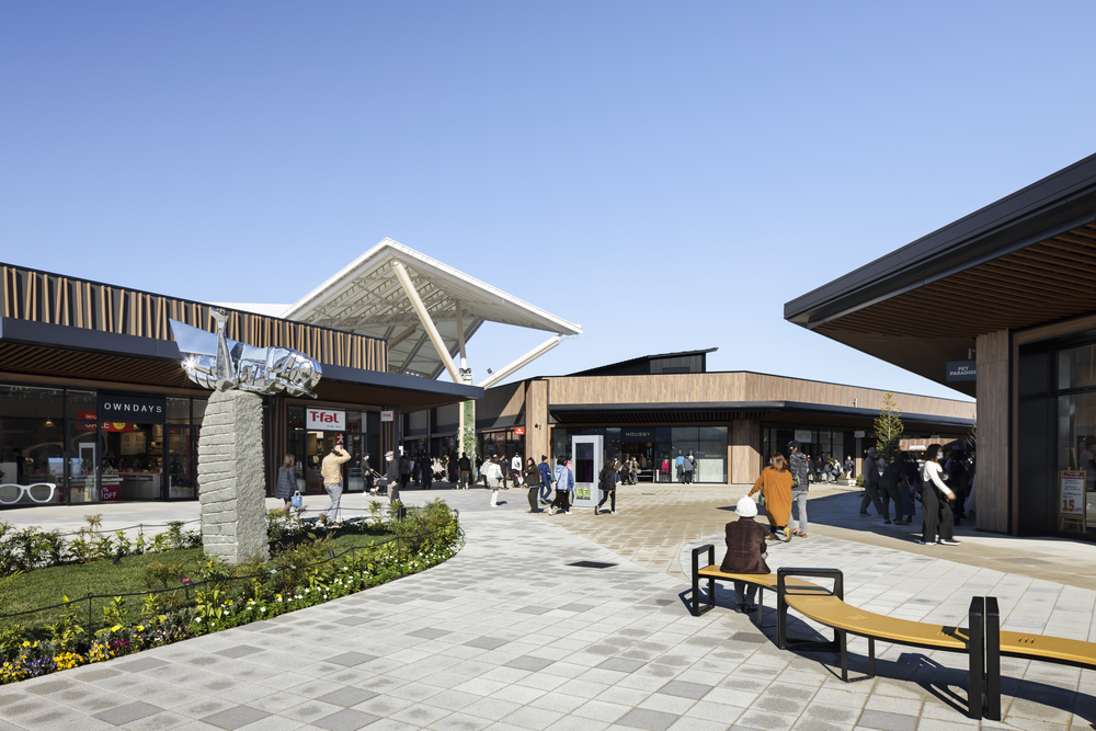 Varying the width of the passageway creates a comfortable environment that seamlessly connects with the plaza space.