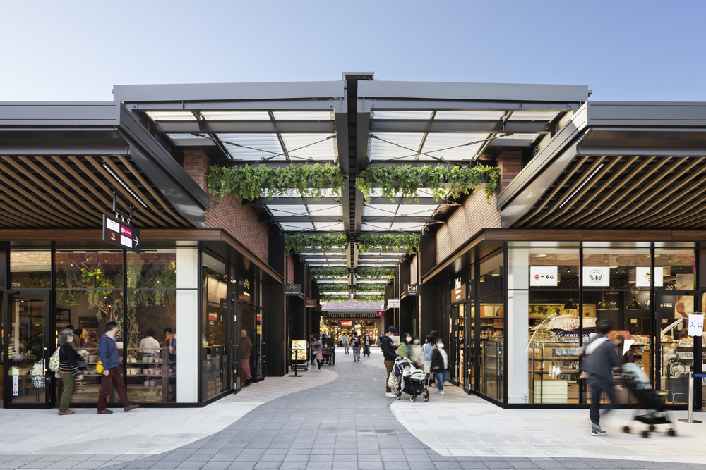 A shortcut area with narrow passageways. A large roof creates a sense of zoning, enhancing the attraction effect.