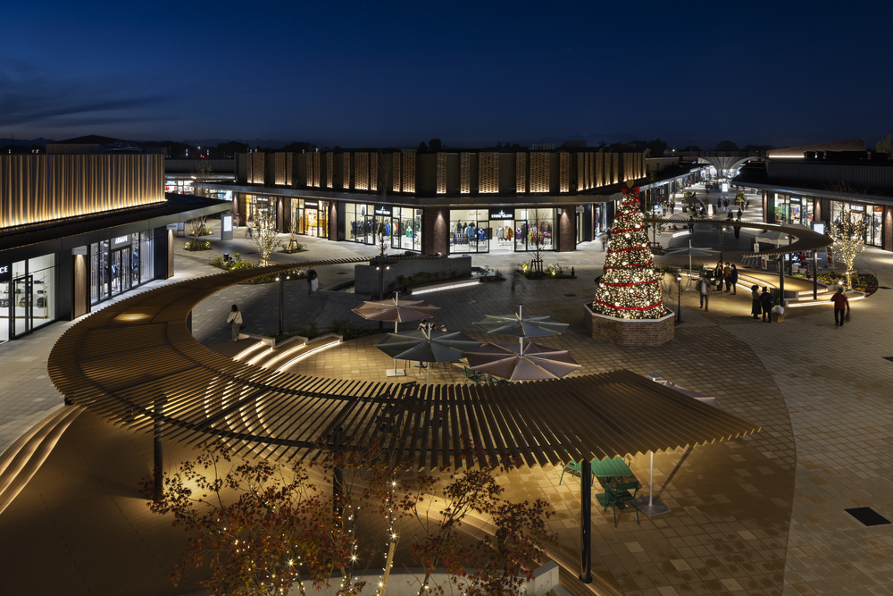 View of the facility from the food hall terrace on the second floor. Careful planning of the placement of outdoor units on the rooftop ensures a pleasant, noise-free view.