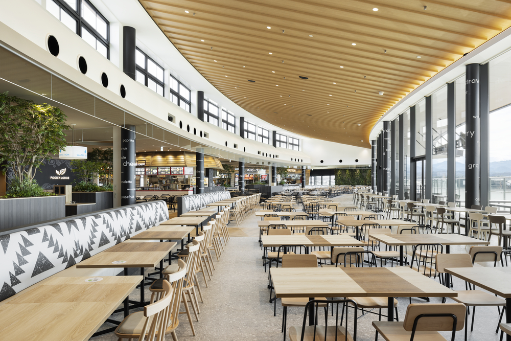 The food hall on the second floor is covered with a strong yet soft sloping ceiling, making it one of the most comfortable spaces in the facility.