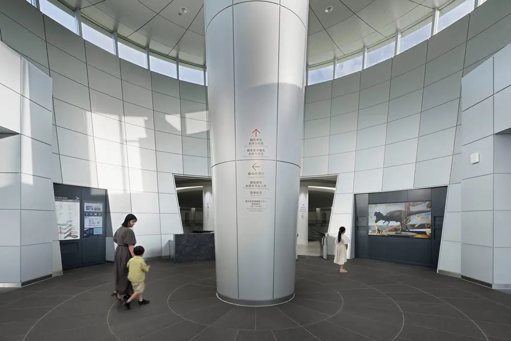 Creating an easy-to-understand entrance by reviewing the sign plan and installing signage