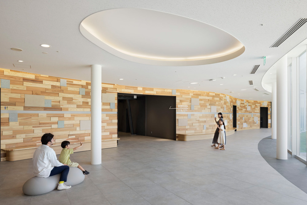福井県産の釈谷石や杉材を使用したホワイエ壁面