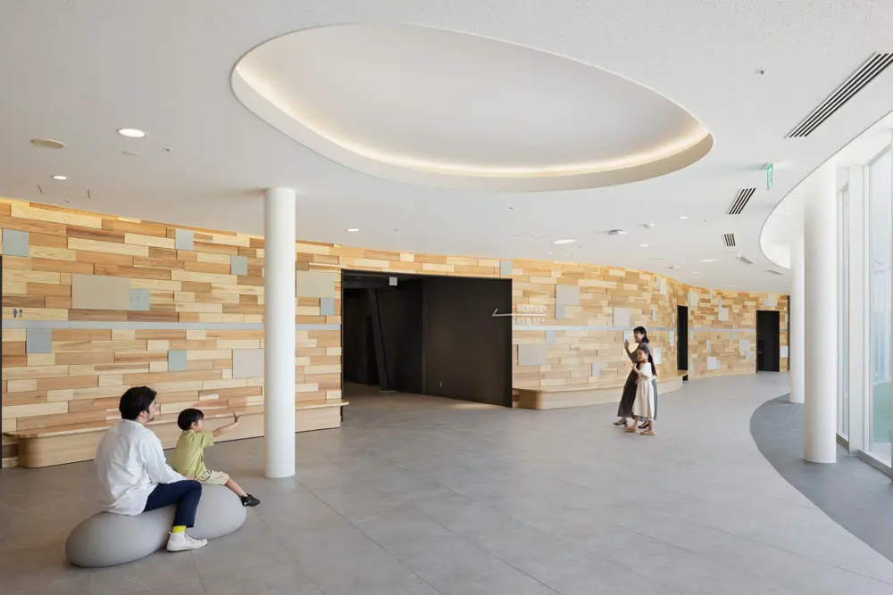 The foyer walls are made of Shakuya stone and cedar wood from Fukui Prefecture.