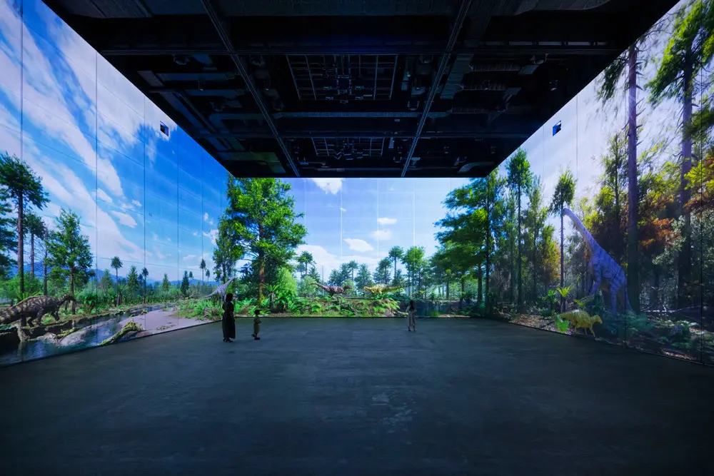 The dinosaur era in Fukui is presented in a powerful large-scale Video on three screens measuring 16m wide x 9m high.